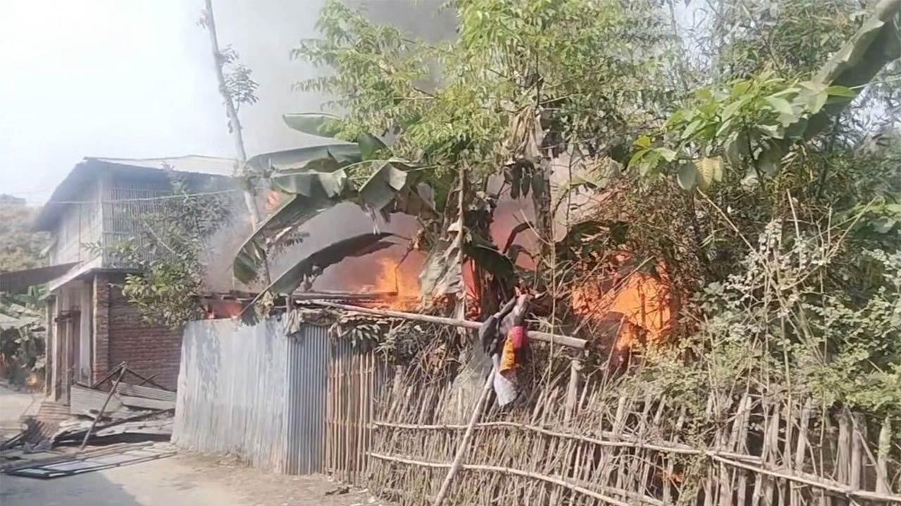 জয়পুরহাটের বাগজানায় আগুনে বাড়ি ভস্মিভুত