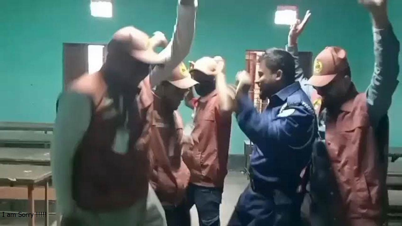 লালমনিরহাটে ভোটের আনুষ্ঠানিকতা শেষে পুলিশ ও আনসারদের নাচ-গান