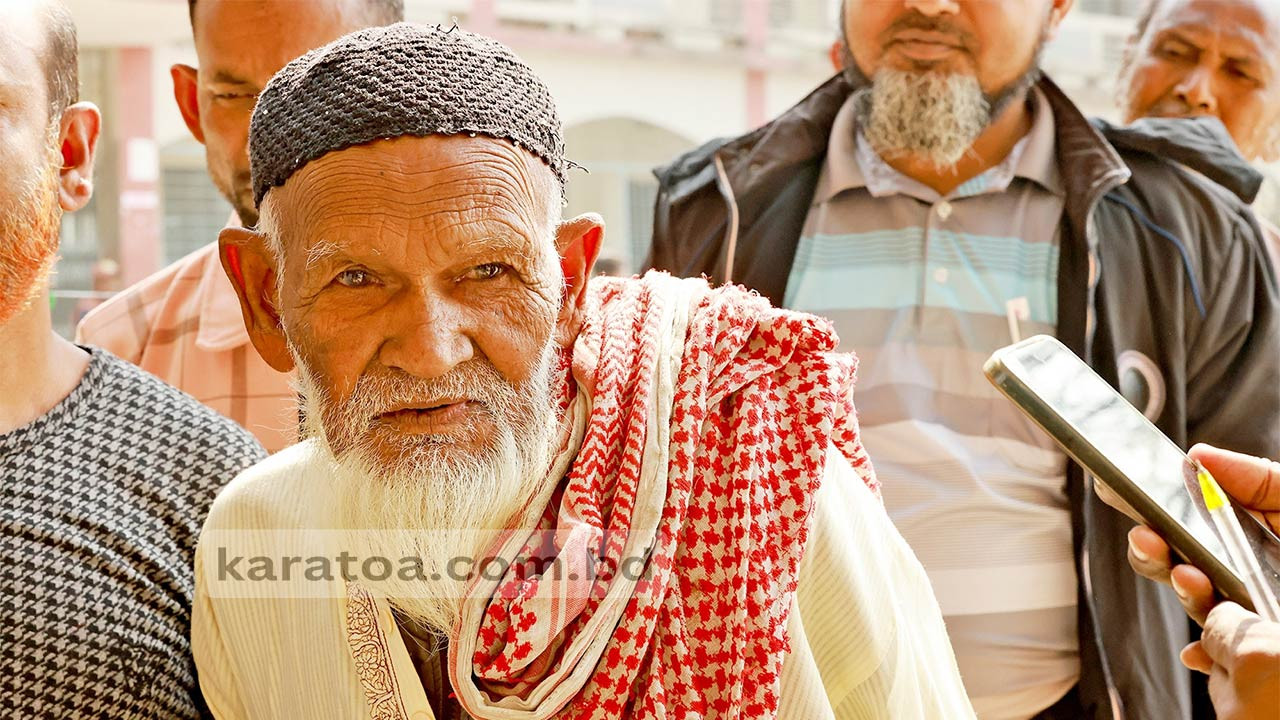 নুইয়ে পড়া শরীর নিয়ে ভোট দিলেন আশির্দ্ধ আফছার আলী