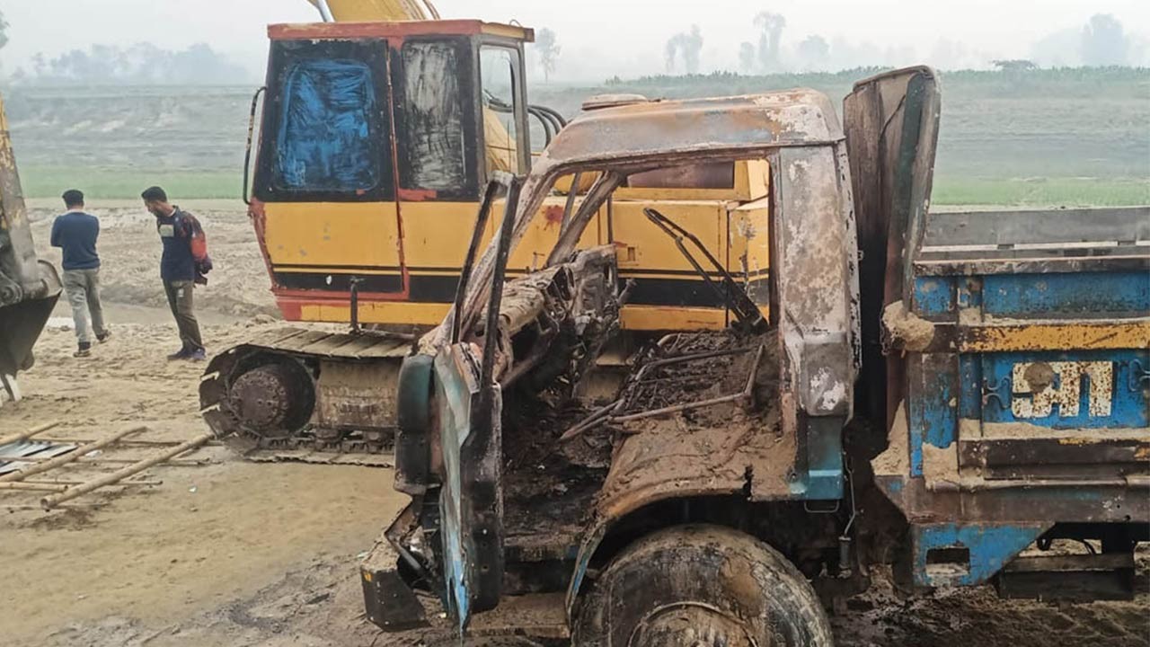 বগুড়ার ধুনটে অবৈধ বালুমহাল নিয়ে আ’লীগের দু’পক্ষের দ্বন্দ্ব, গাড়িতে আগুন