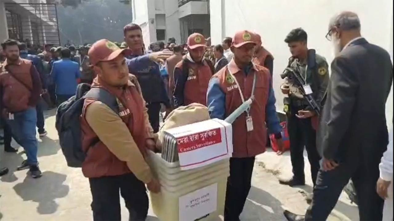 জয়পুরহাটে কেন্দ্রে কেন্দ্রে নির্বাচনি সরঞ্জাম পাঠানো সম্পন্ন