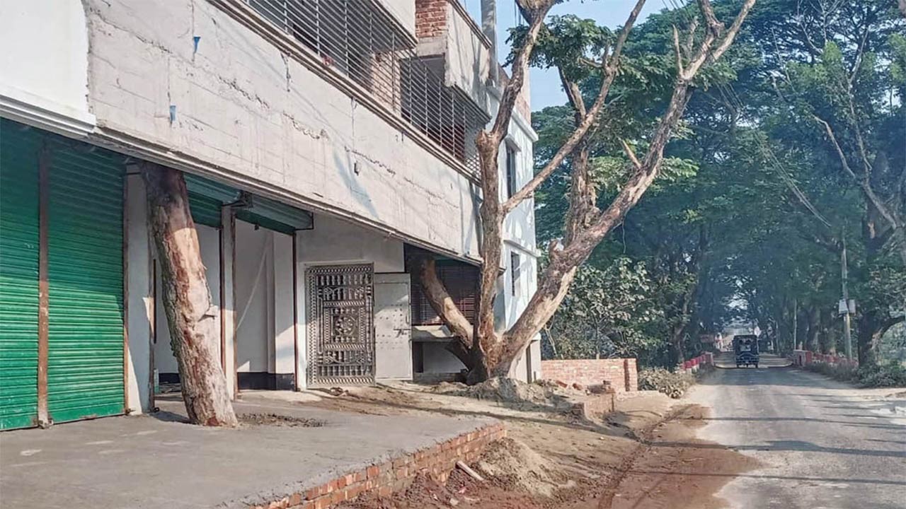 বগুড়ার ধুনটে পাকা রাস্তায় বহুতল ভবন নির্মাণের অভিযোগ