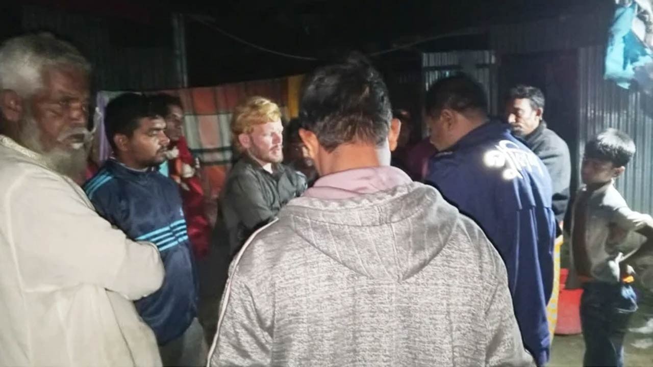 সিরাজগঞ্জের উল্লাপাড়ায় মেয়েদের উত্ত্যক্ত করতে বাধা দেওয়ায় দুই পক্ষের সংঘর্ষে নিহত ১