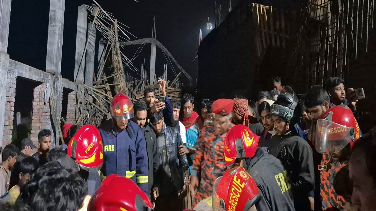 বগুড়ার দুপচাঁচিয়ায় নির্মাণাধীন হিমাগারের ছাদ ধসে নিহত ১: আহত ৪