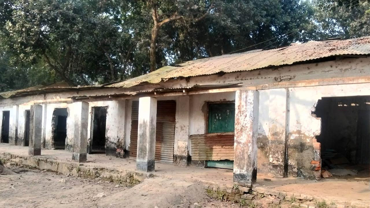 বগুড়ার সোনাতলার গুড়াভাঙ্গা প্রা. বিদ্যালয় কেন্দ্রের দরজা জানালা না থাকায় নিরাপত্তা নিয়ে শঙ্কা