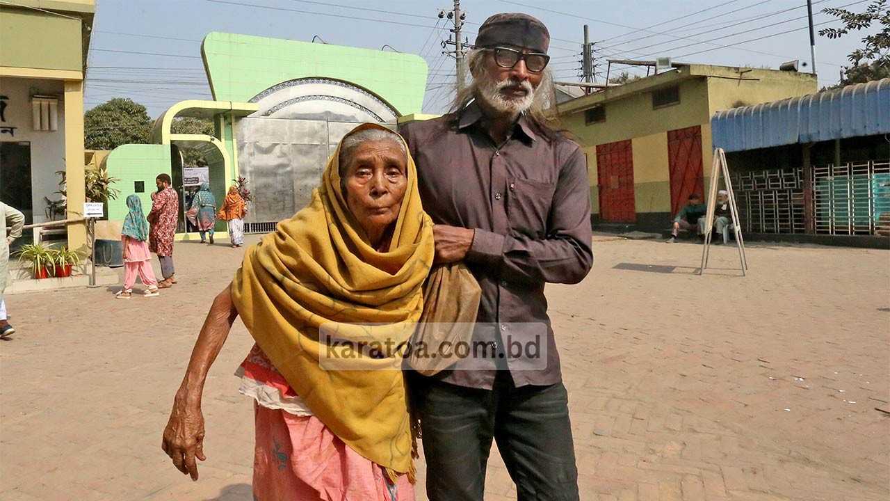 অশীতিপর বৃদ্ধা আনোয়ারা ছেলেন কাঁধে ভর দিয়ে ভোট দিলেন