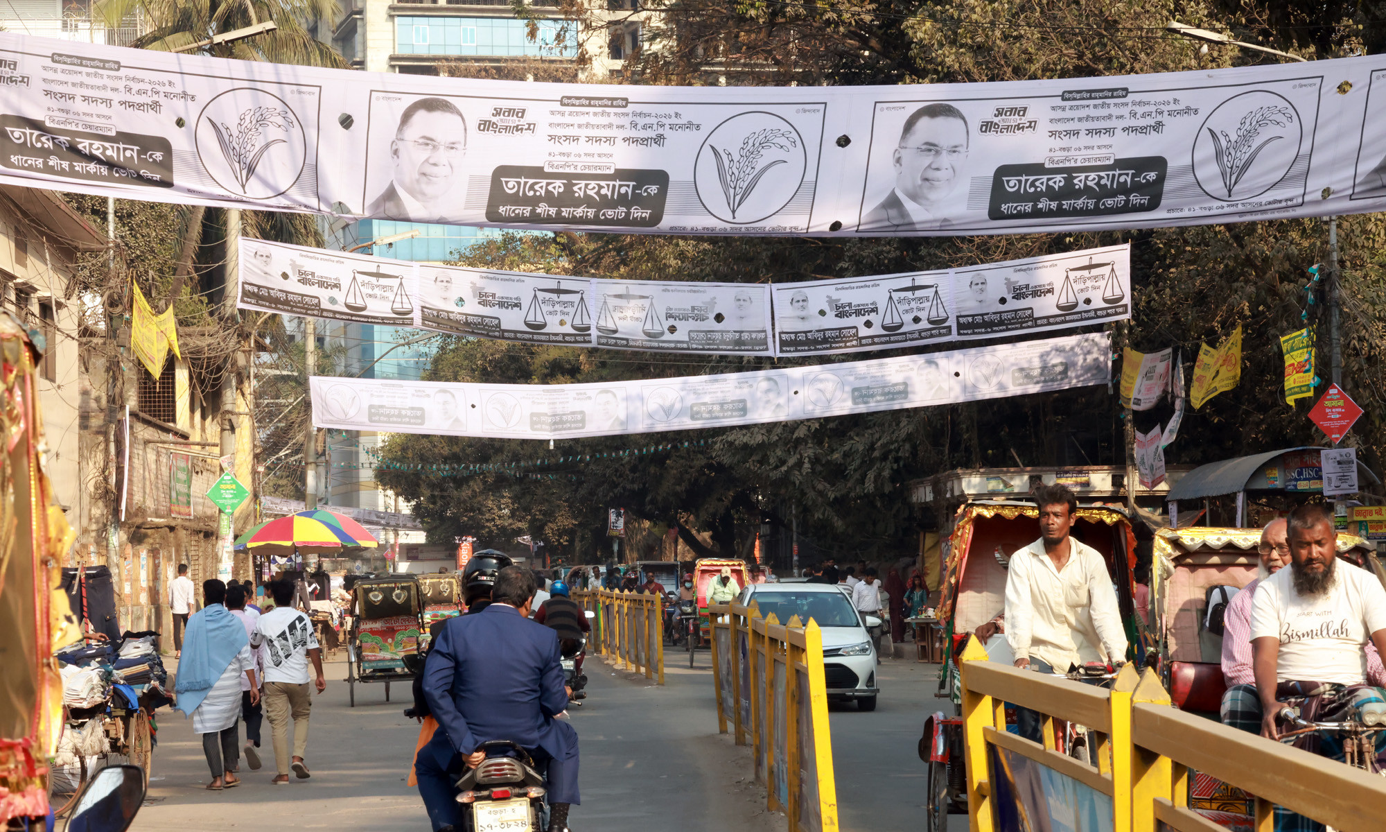 বগুড়া শহর থেকে এখনো সরেনি নির্বাচনি ব্যানার-পোস্টার 