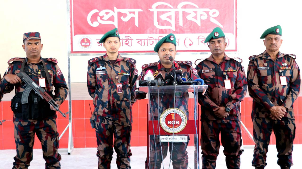 রাজশাহী সীমান্ত থেকে বিদেশি অস্ত্র উদ্ধার