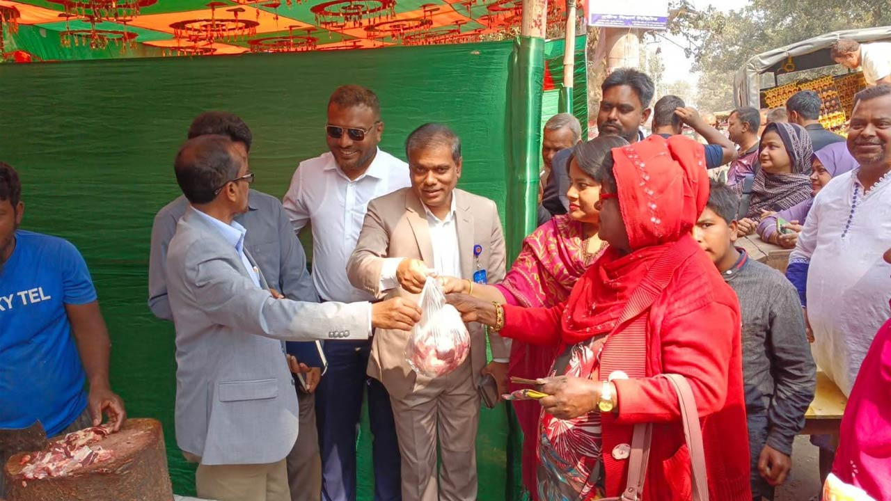 দিনাজপুরে জেলা প্রশাসনের উদ্যোগে কম মূল্যে ডিম-মুরগি-গরুর মাংস বিক্রি