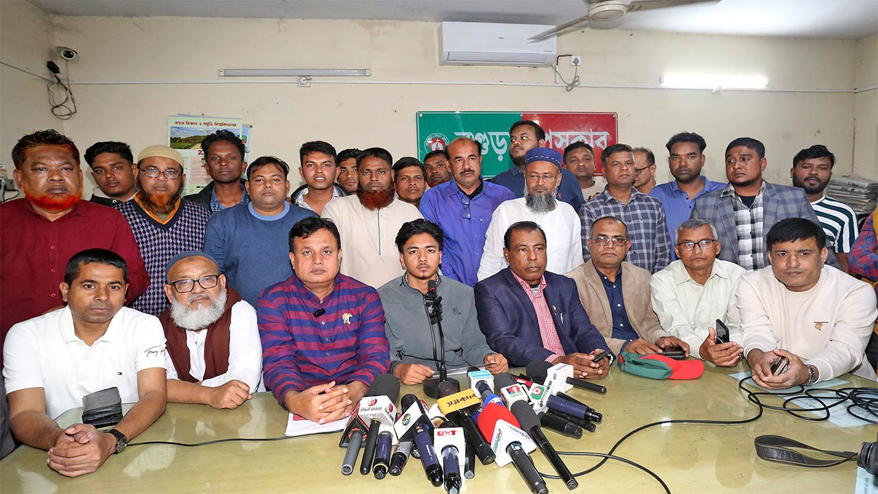 বগুড়ায় জামায়াত-বিএনপি সংঘর্ষ : সংবাদ সম্মেলন চলাকালে মারা গেলেন আহত বিএনপি নেতা মাসুদ রানার মা