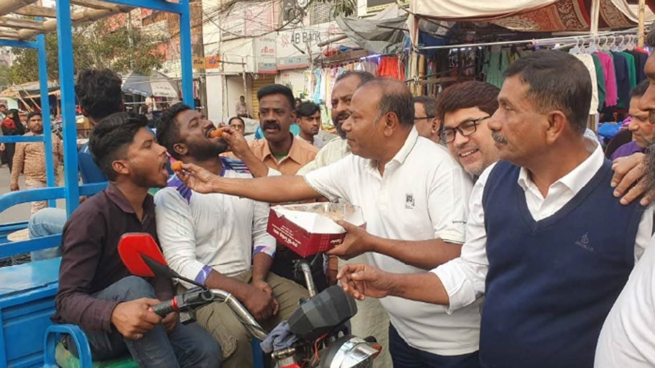 মিজানুর রহমান মিনু মন্ত্রী হওয়ায় রাজশাহীবাসীর আনন্দ, মিষ্টি বিতরণ