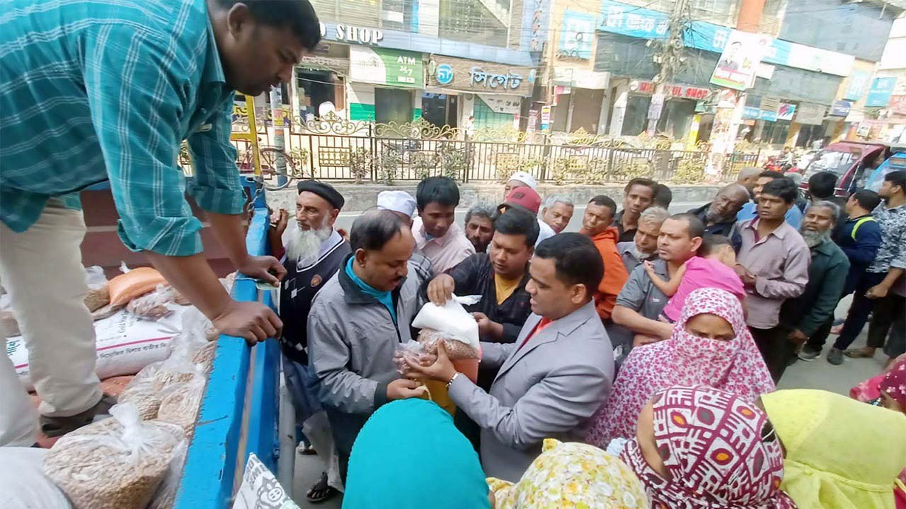 রংপুরে টিসিবি’র পণ্য বিক্রি, খুশি সকল পর্যায়ের ভোক্তা