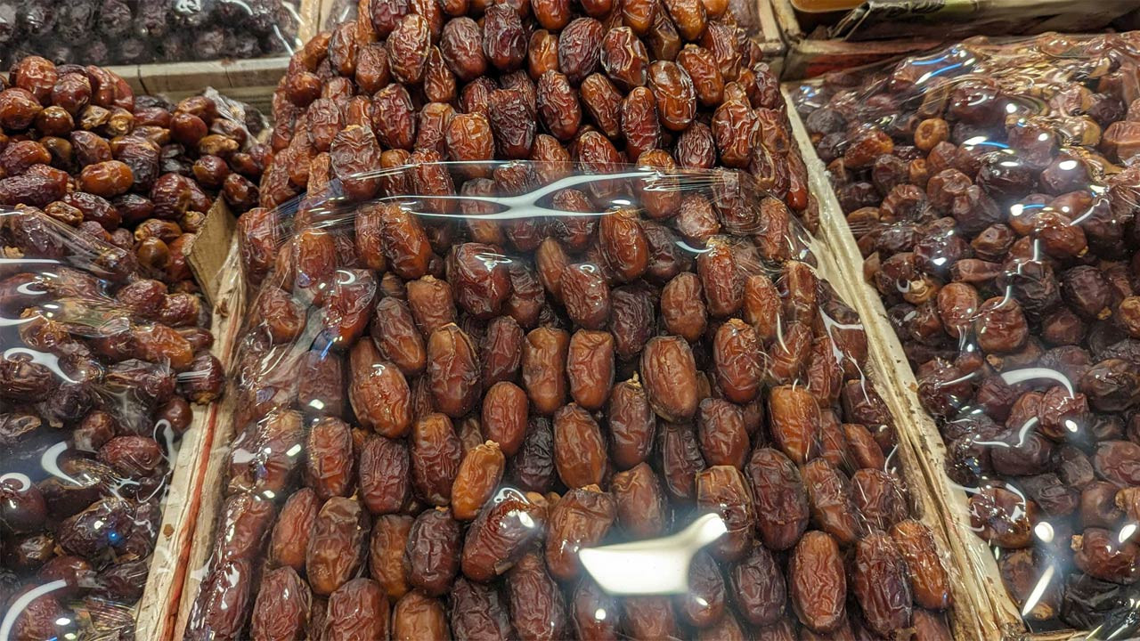 রোজার প্রধান পণ্য খেজুরের দাম পাইকারির সাথে খুচরা বাজারের মিল নেই