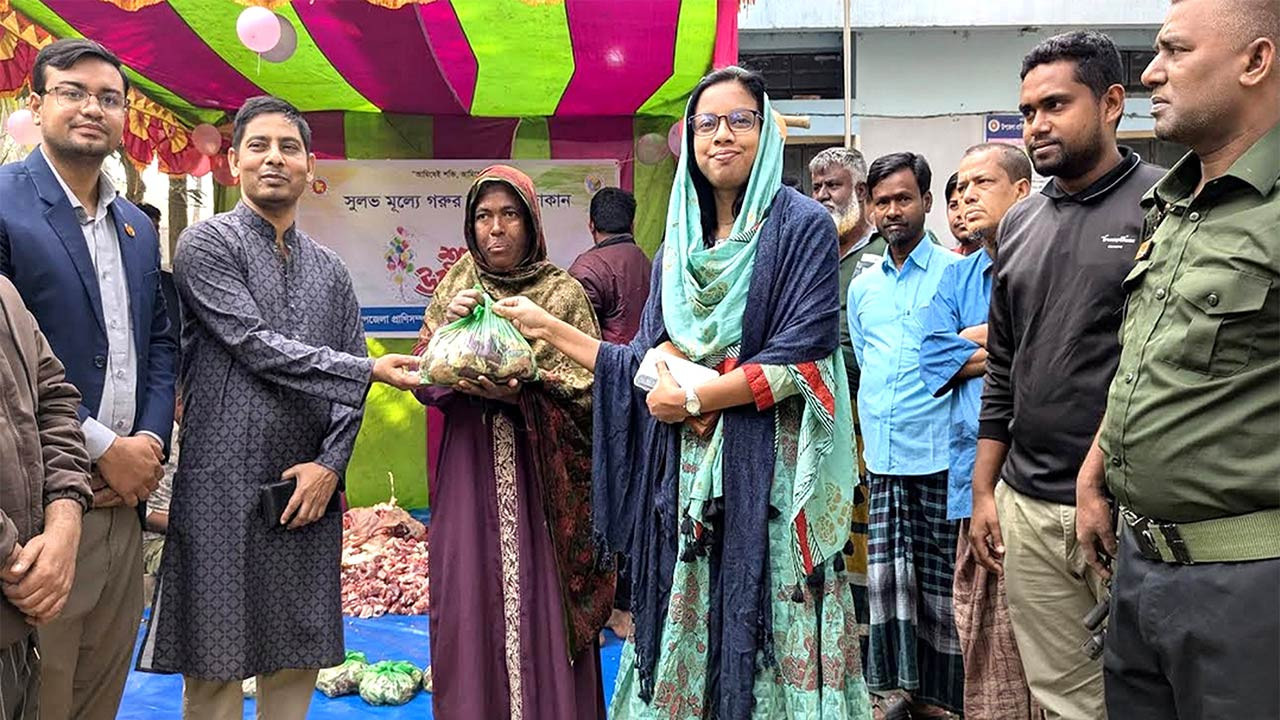 বগুড়ার কাহালুতে সুলভ মুল্যে গরুর মাংস বিক্রির কার্যক্রমের উদ্বোধন