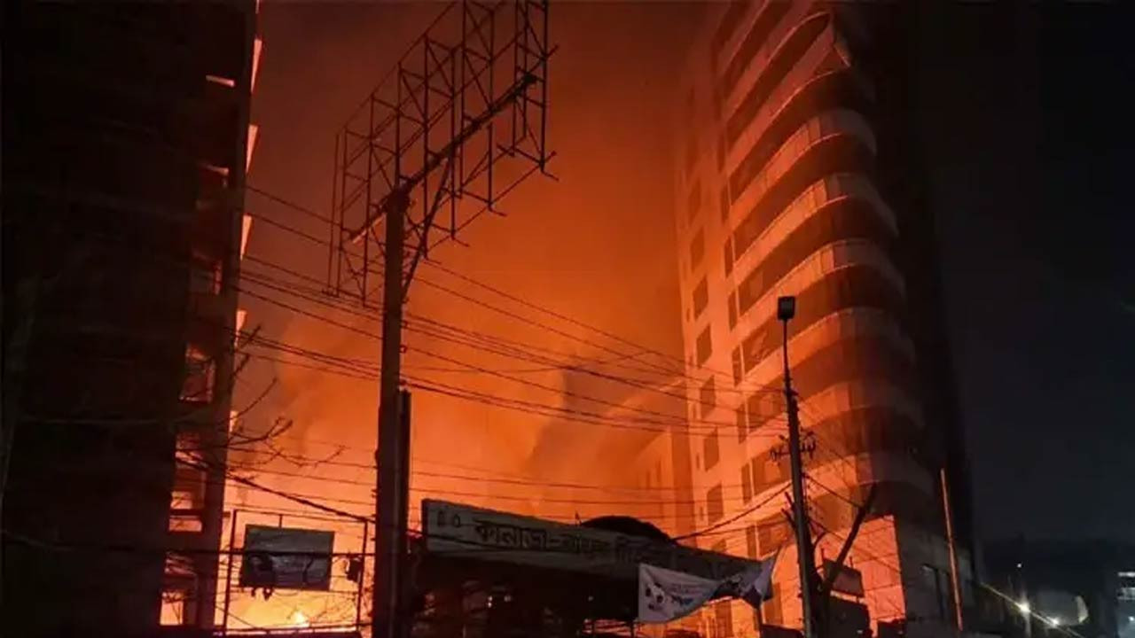 রাজধানীর কারওয়ান বাজারে গ্যারেজে আগুন, নিয়ন্ত্রণে ফায়ার সার্ভিসের ৮ ইউনিট