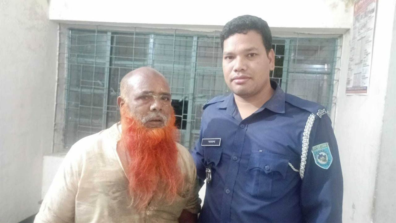 টর্চের আলোয় প্রাণে বাঁচলেন চালক