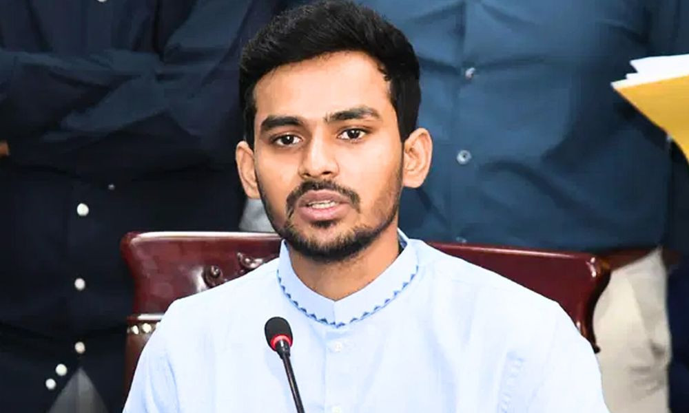 ১১ দলীয় জোটের নেতা-কর্মীদের বাড়িঘর এবং পরিবার হুমকির সম্মুখীন: আসিফ মাহমুদ