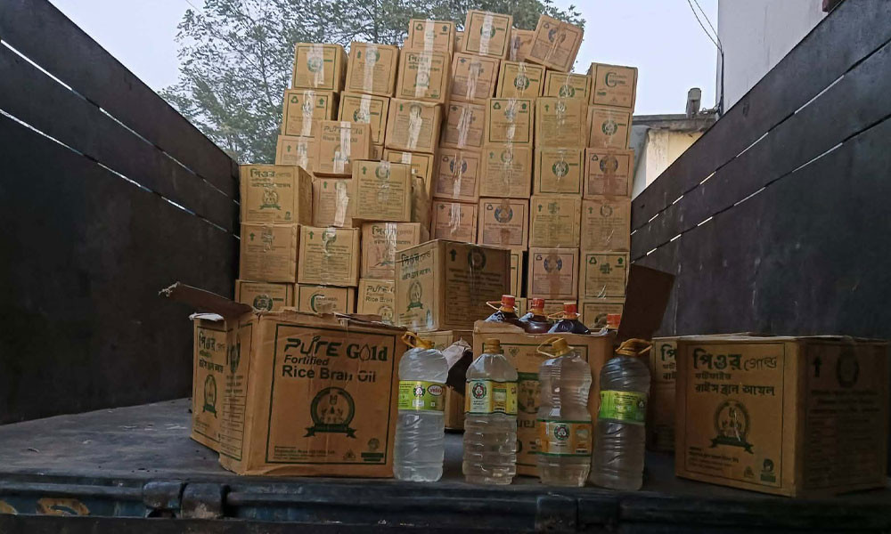 পঞ্চগড়ের বোদায় টিসিবির তেলের কার্টনে পানির বোতল