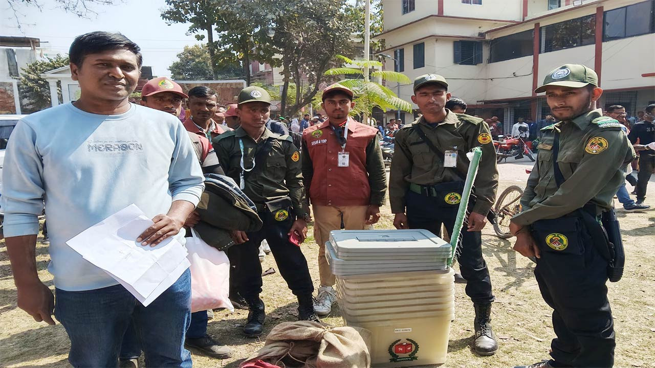নওগাঁয় নির্বাচন শান্তিপূর্ণ ও সাফল্যের সাথে সম্পন্ন করতে আহবান জেলা প্রশাসকের
