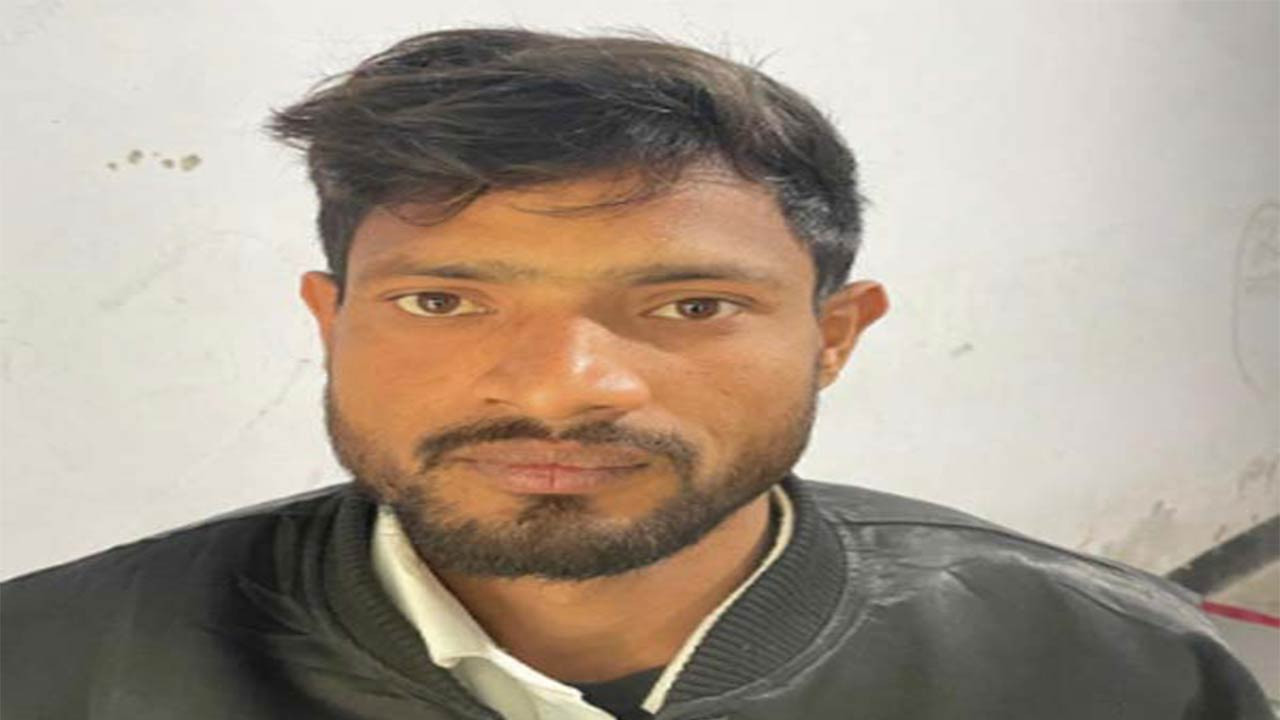 দিনাজপুরের নবাবগঞ্জে চাঁদাবাজ গ্রেফতার