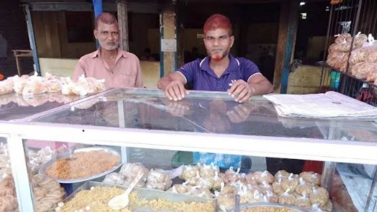 দিনাজপুরের ফুলবাড়ীতে জমে উঠেছে ইফতারি বাজার, জনপ্রিয় হয়ে ওঠেছে হাফিজুলের মিহিদানা ও ছানার পোলাও