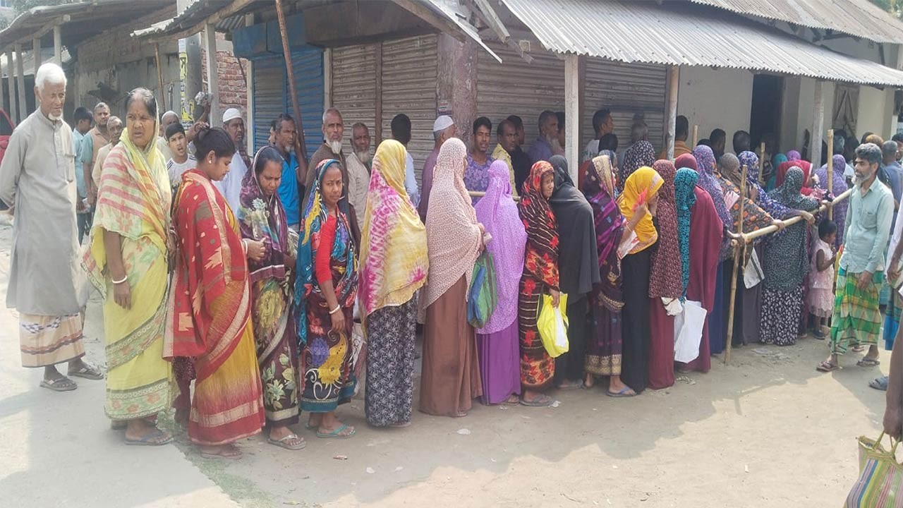 কুড়িগ্রামের রাজারহাটে টিসিবি পণ্য নিতে দীর্ঘ লাইন ভোগান্তিতে সাধারণ মানুষ