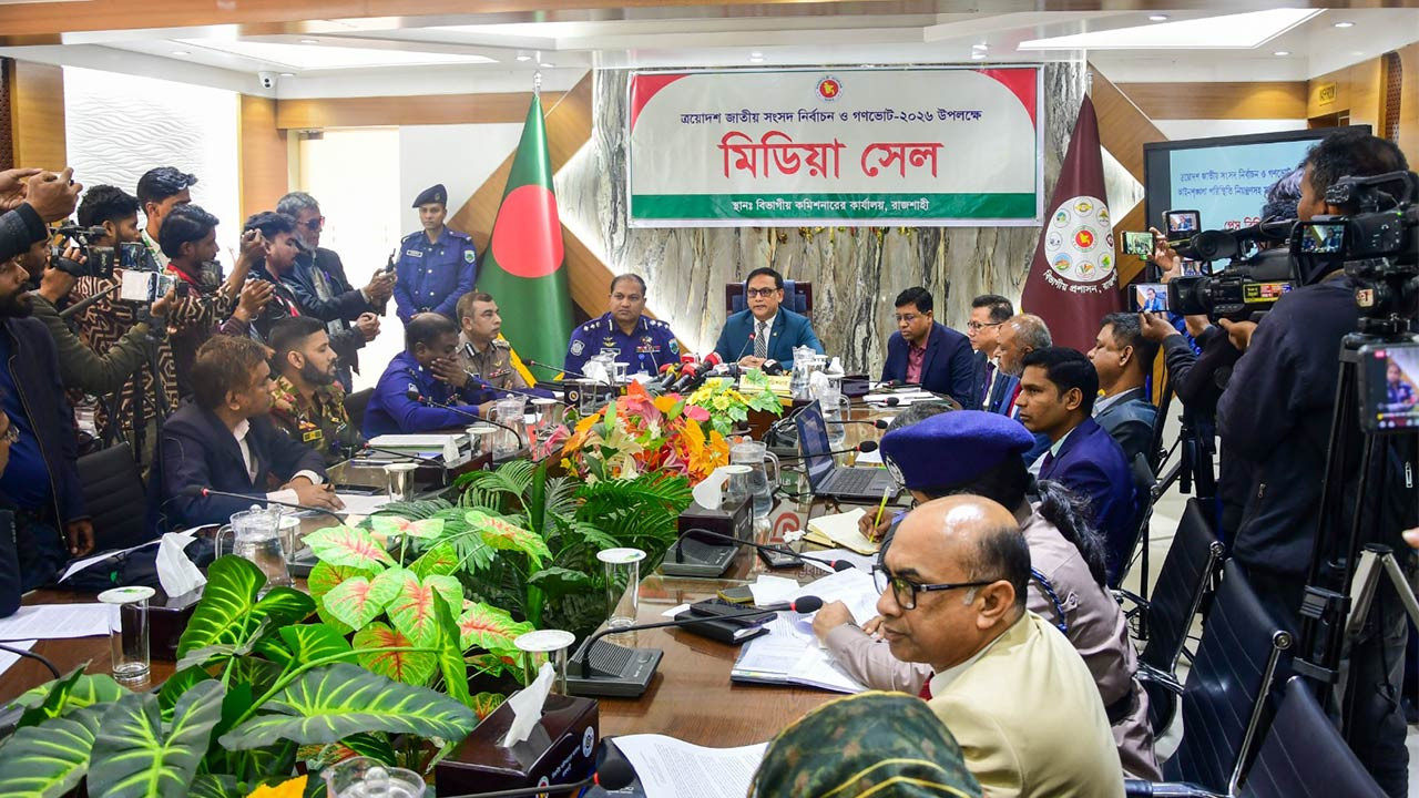 ভোটগ্রহণ কাজে সম্পৃক্ত সদস্যরা নিরপেক্ষভাবে কাজ করবেন : বিভাগীয় কমিশনার