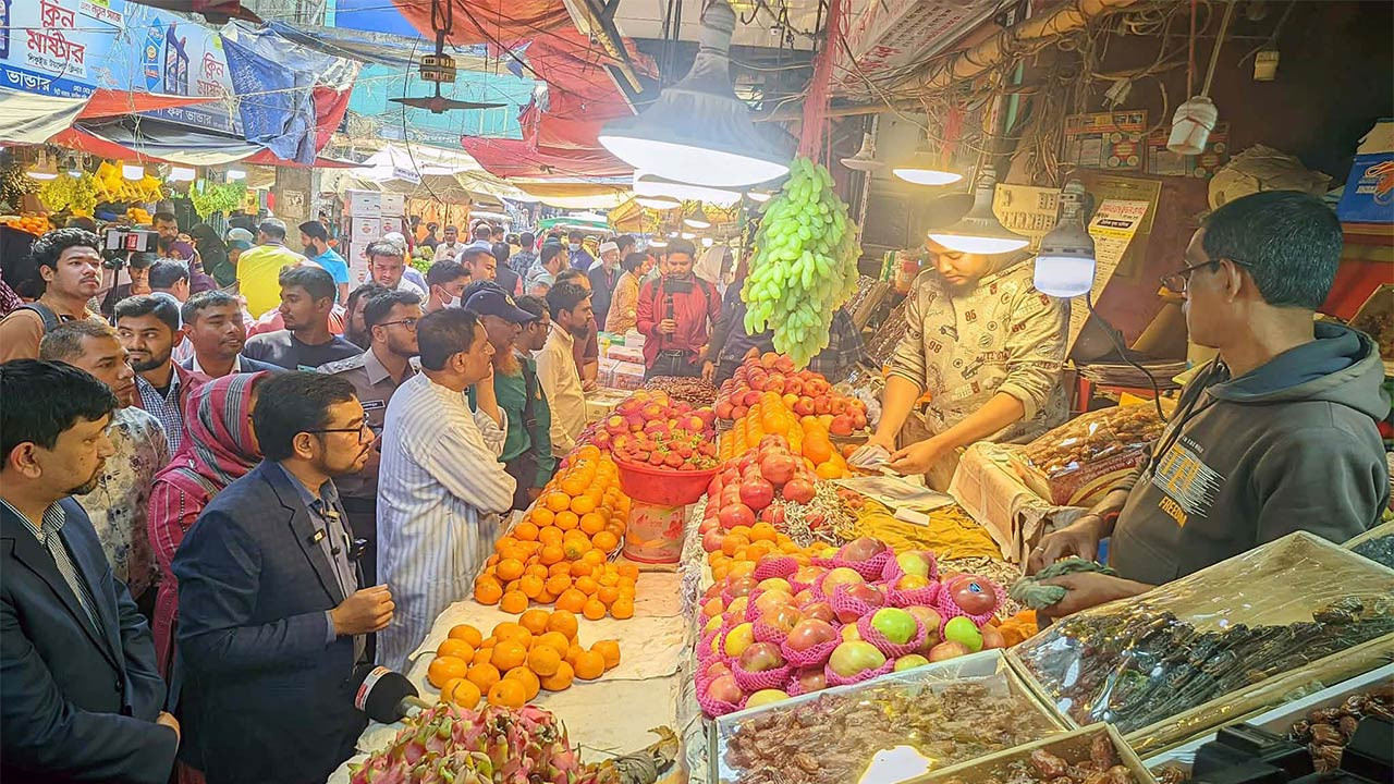 রংপুরে খেজুর ব্যবসায়ীকে ভোক্তা অধিদপ্তরের জরিমানা