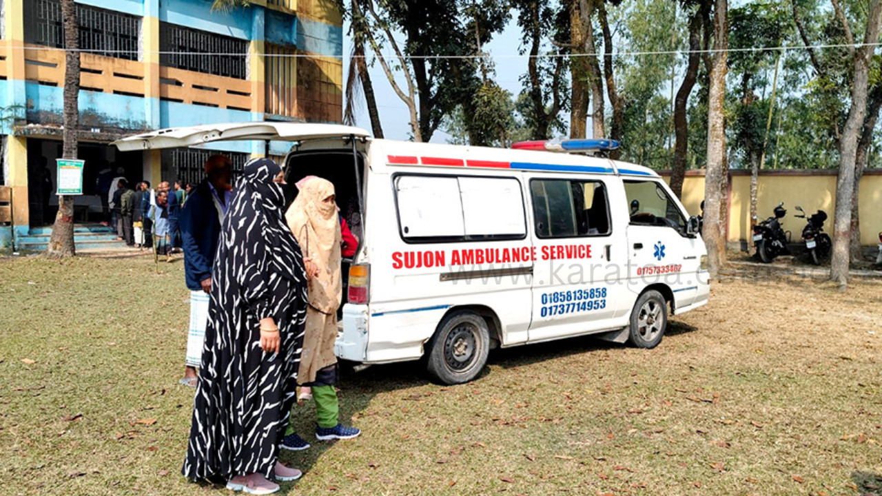 দিনাজপুর বিরলে এম্ব্যুলেন্সযোগে পছন্দের প্রার্থীকে  ভোট দিতে আসলেন এক নারী 