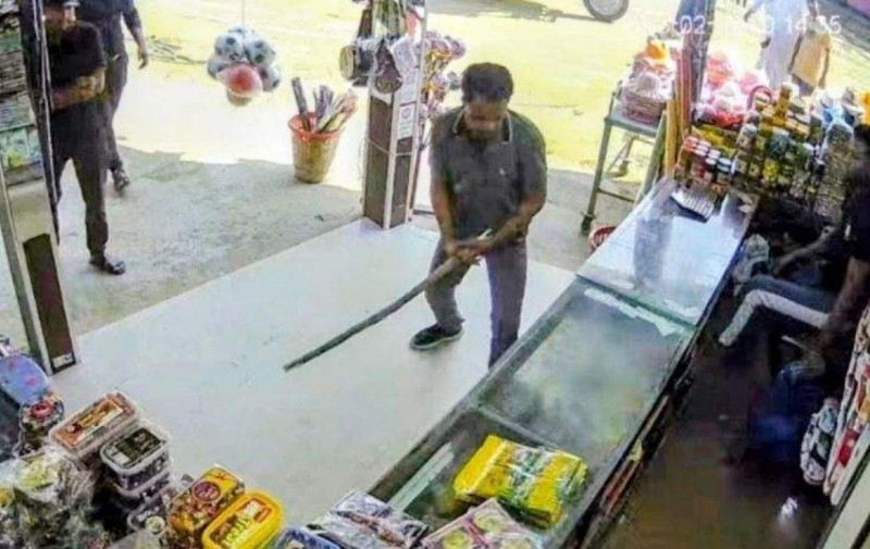 কুয়াকাটায় দোকানে হামলার ঘটনায় স্বেচ্ছাসেবক দলের সদস্য বহিষ্কার, পরে গ্রেফতার