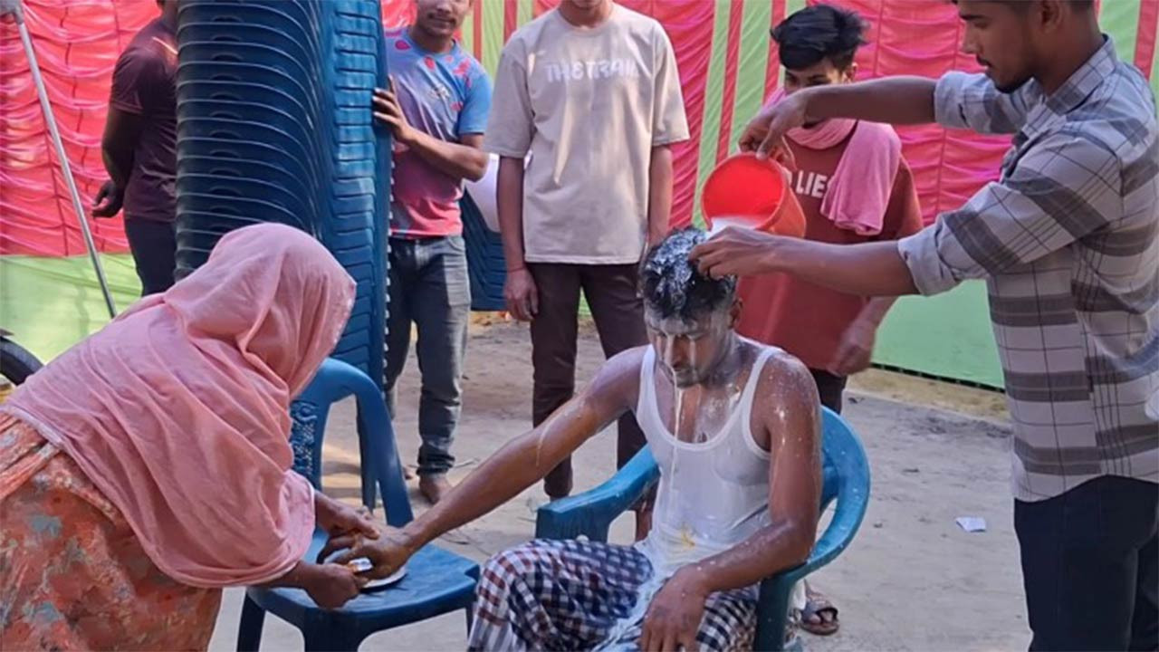 দুধ দিয়ে গোসল করে বিয়ে ও মাদক কারবার না করার ঘোষণা