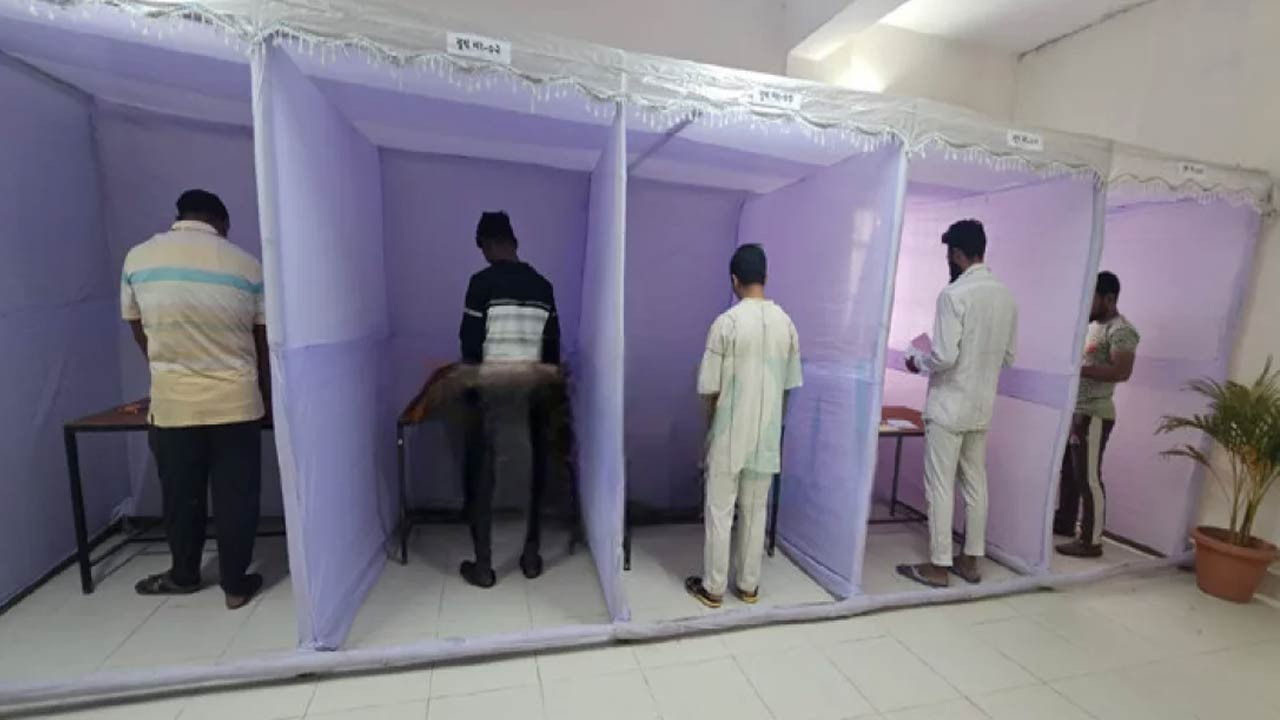 পোস্টাল ব্যালটে ভোট দিলেন বগুড়া কারাগারের ৭০ জন বন্দি