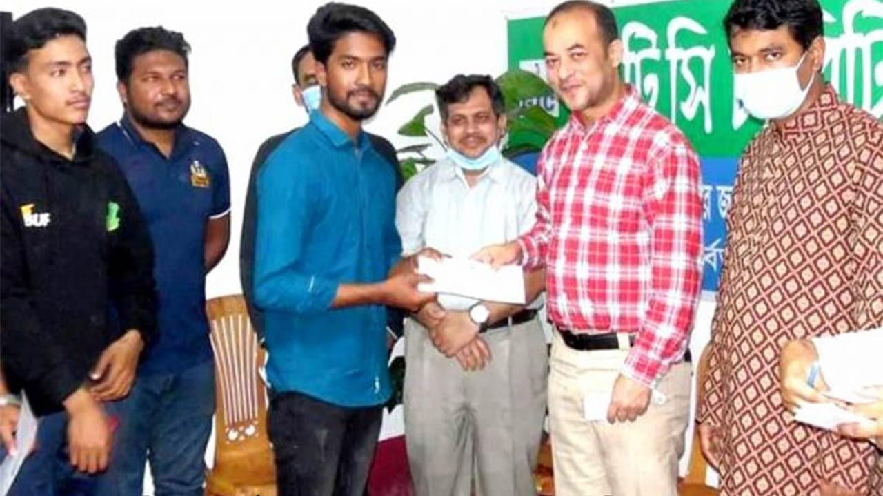 দিনাজপুরের মধ্যপাড়া পাথর খনির শ্রমিক সন্তানদের শিক্ষা উপবৃত্তি প্রদান