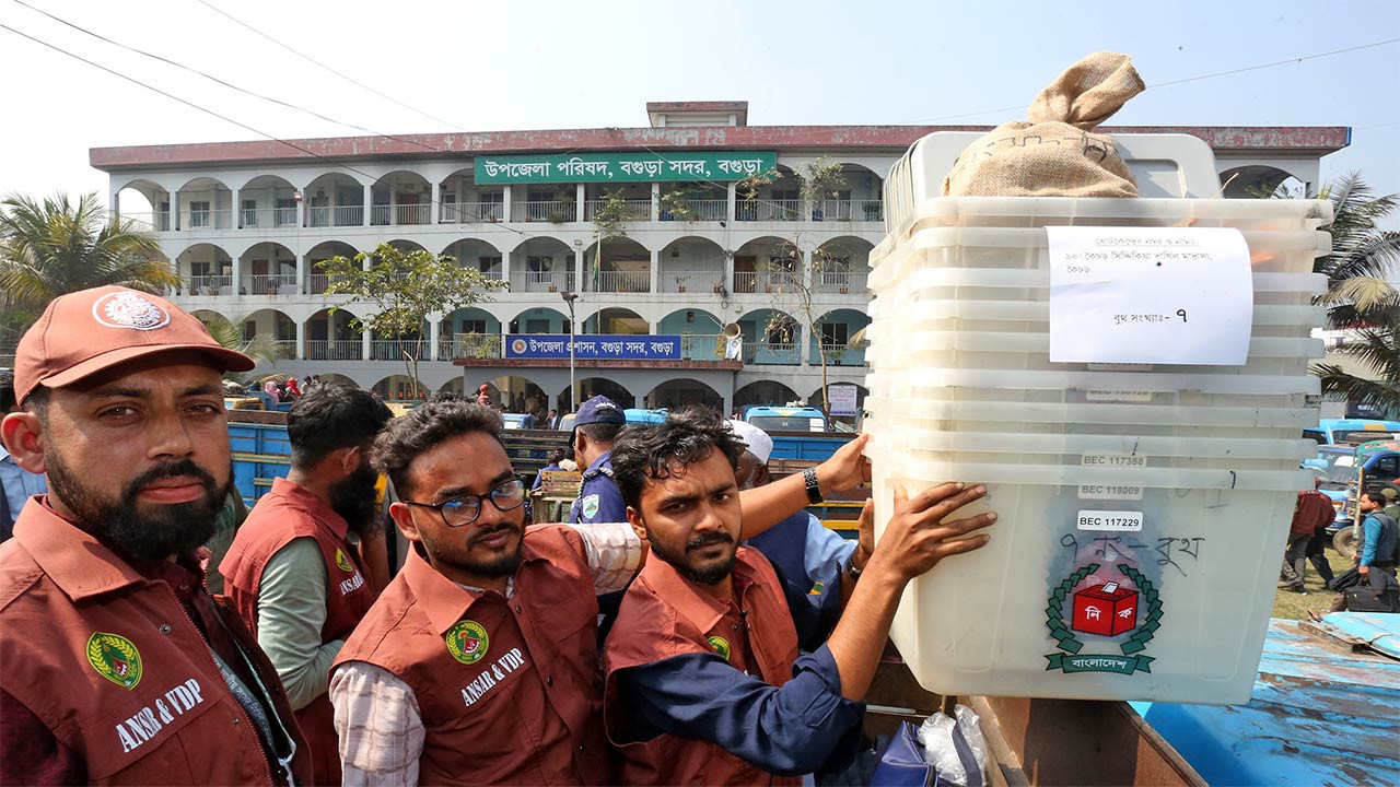 বগুড়ার ৭টি আসনের ৯৮৩টি কেন্দ্রে ব্যালটবক্স, সীলসহ নির্বাচনি সামগ্রী পৌছে গেছে