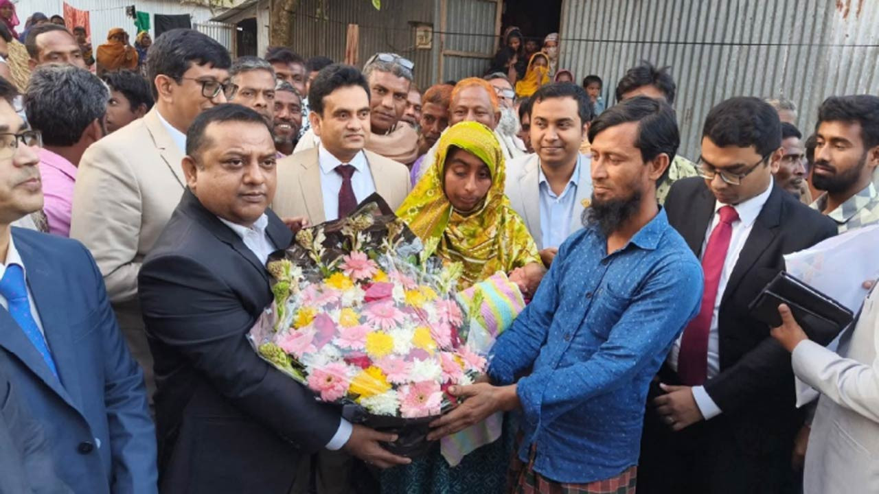 সিরাজগঞ্জের রায়গঞ্জে ভোটকেন্দ্রে জন্ম নেওয়া শিশু ও মাকে দেখতে এলেন জেলা প্রশাসক