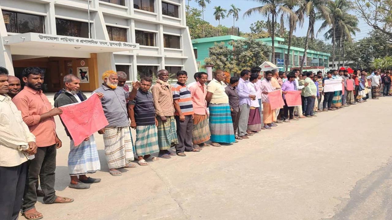 দিনাজপুরের ফুলবাড়ীতে বন্ধ ৬ গভীর নলকূপের সেচের পানির দাবিতে মানববন্ধন