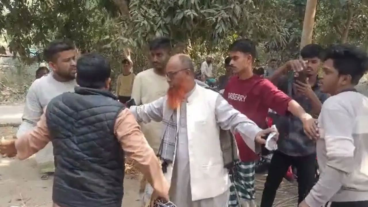 পাবনার সুজানগরে জামায়াতের মহিলাকর্মীদের বাধা ও মারধরের অভিযোগ প্রতিবাদে বিক্ষোভ