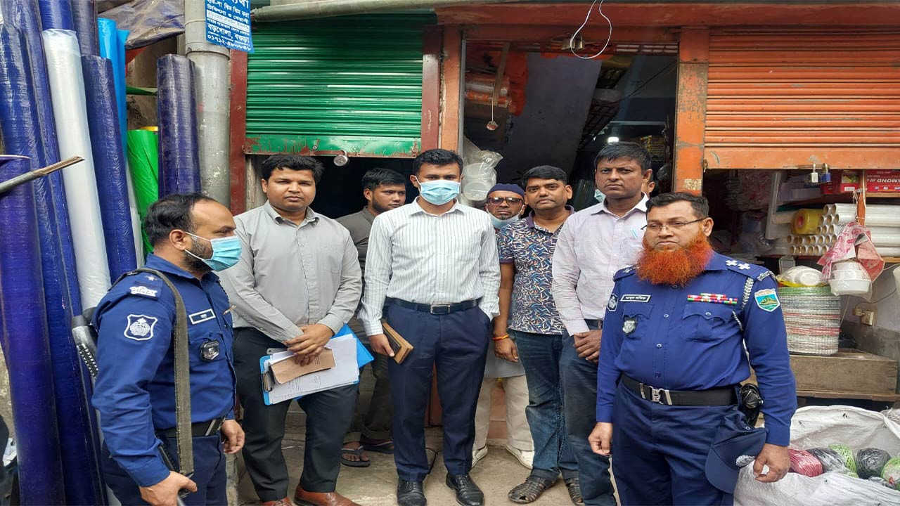 বগুড়ার রাজাবাজার থেকে ৯শ’ কেজি পলিথিন জব্দ, ২০ হাজার টাকা জরিমানা