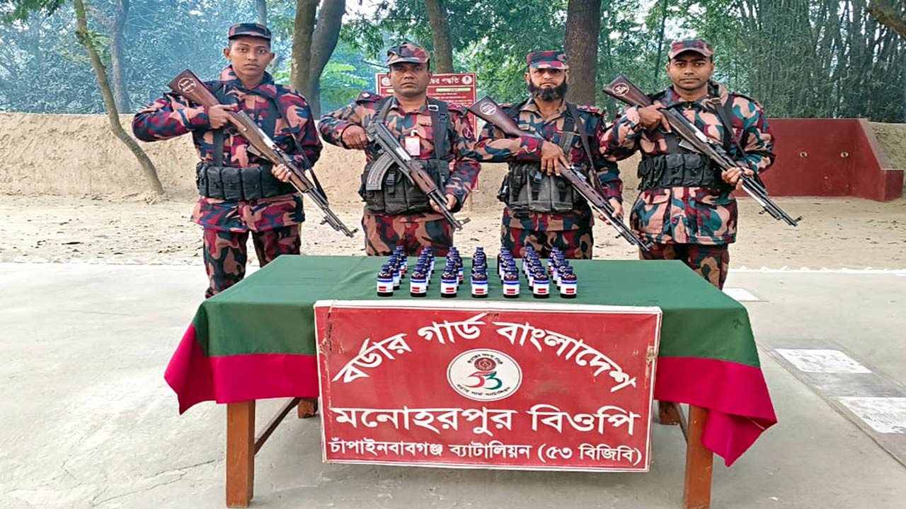 চাঁপাইনবাবগঞ্জ সীমান্তে বিজিবি’র অভিযানে ৭ ভারতীয় গরু ও নেশার সিরাপ জব্দ