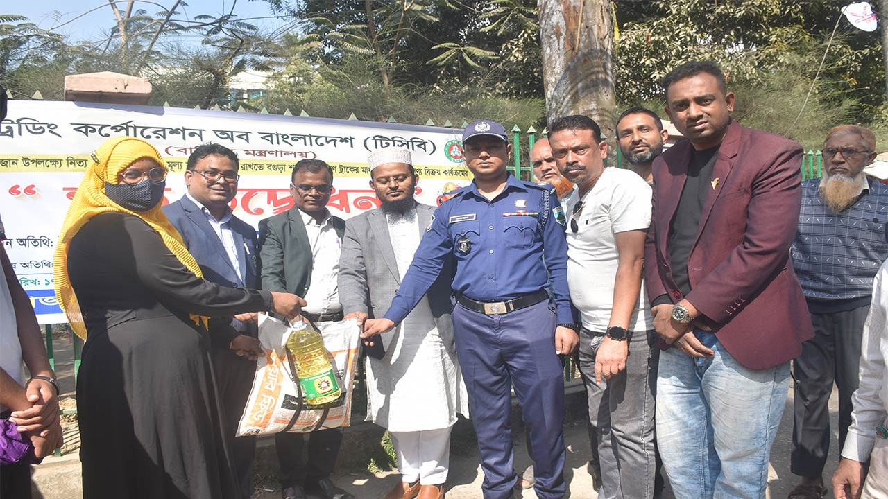 বগুড়ায় টিসিবি’র ট্রাক সেল কার্যক্রম শুরু মিলছে তেল-চিনি-ডাল-ছোলা ও খেজুর