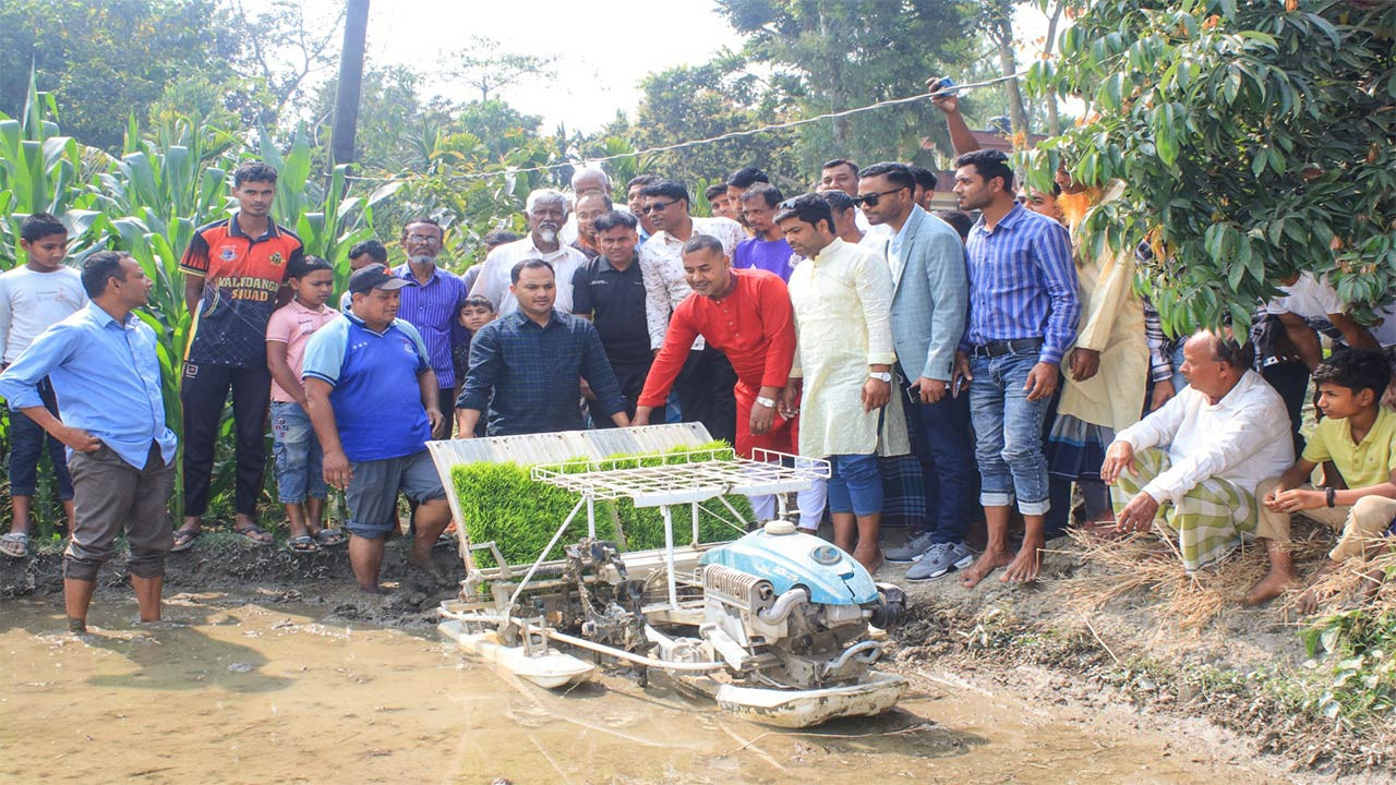 বগুড়ার গাবতলীতে যান্ত্রিক পদ্ধতিতে চারা রোপণ কর্মসূচির উদ্বোধন
