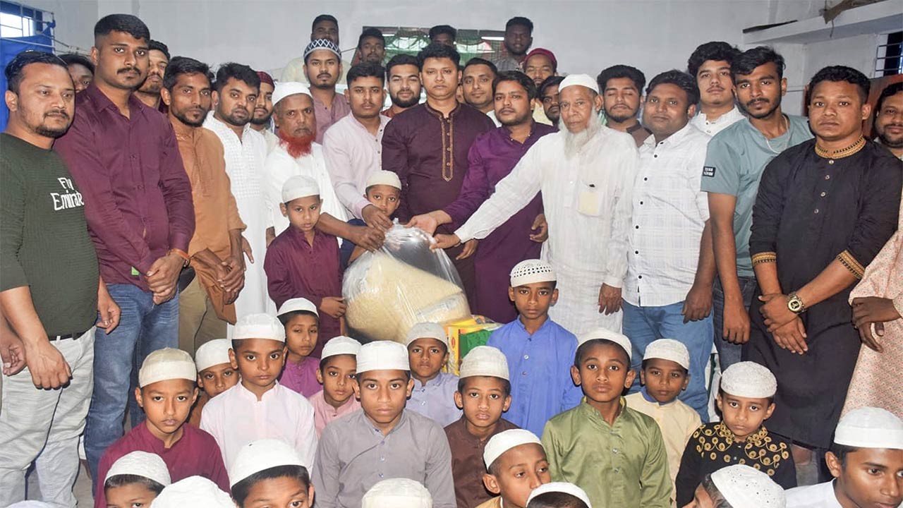 এতিমদের মাঝে বগুড়া জেলা ছাত্রদলের ইফতার বিতরণ