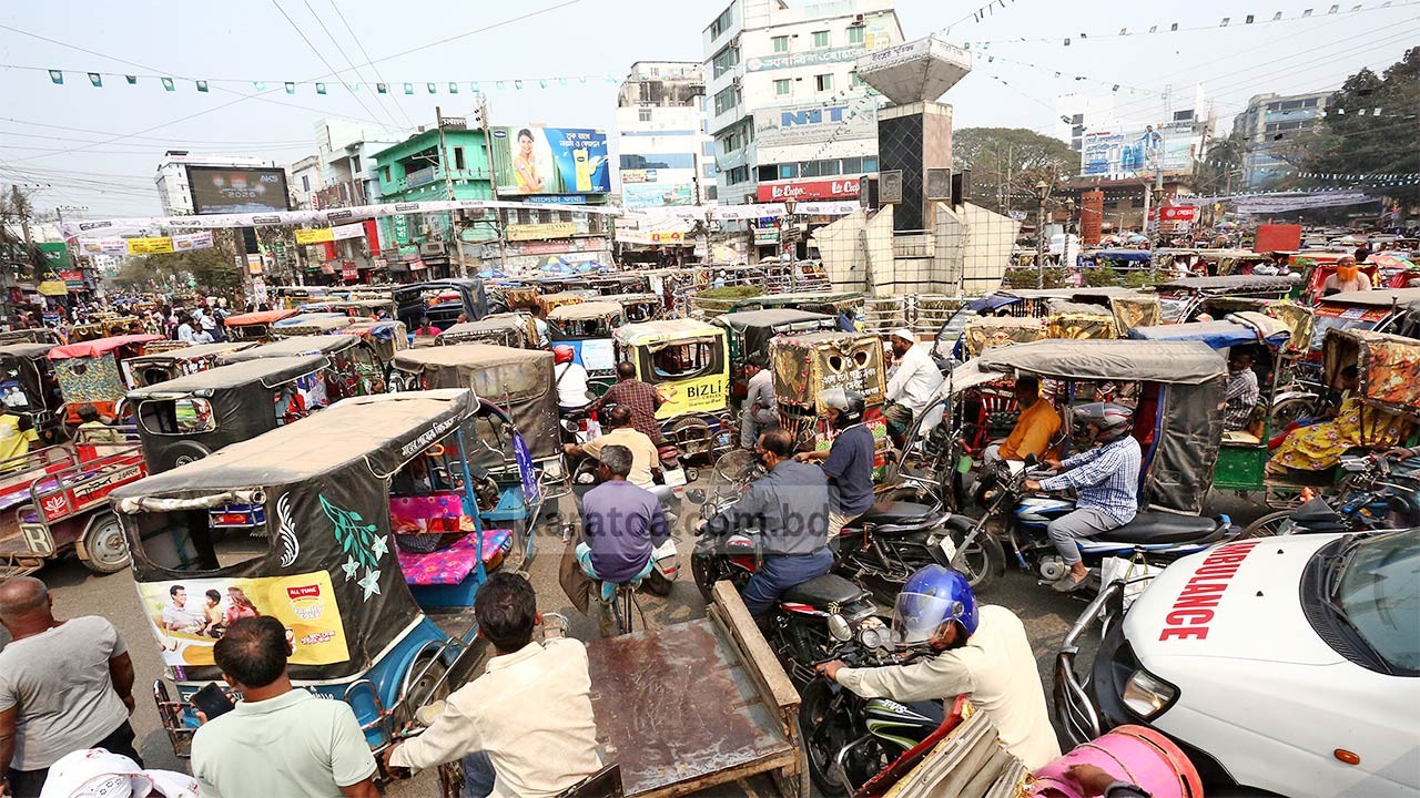 অবৈধ আর অনিয়ন্ত্রিত যানবাহনে বেহাল বগুড়া শহরের নগরজীবন