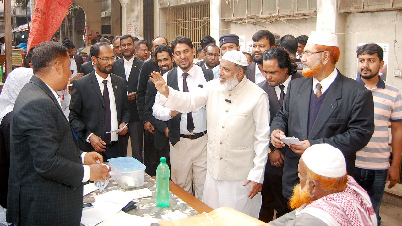 বগুড়া কোর্ট চত্বরে ভোট চাইলেন জামায়াত প্রার্থী সোহেল