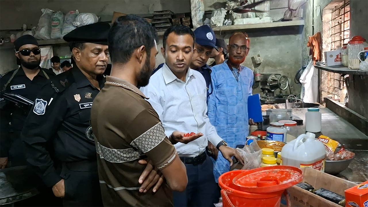 জয়পুরহাটে ভোক্তা অধিকার ও র‌্যাবের অভিযানে ৩ প্রতিষ্ঠানকে লক্ষাধিক টাকা জরিমানা