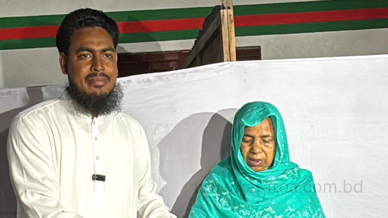 এনসিপি নেতা আখতার হোসেন সকালে তার মাকে নিয়ে ভোটকেন্দ্র পরিদর্শন করেছেন