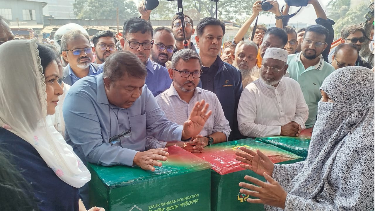 রাজধানীর ভাষাণটেকে আগুনে ক্ষতিগ্রস্তদের পাশে ডা. জোবাইদা রহমান