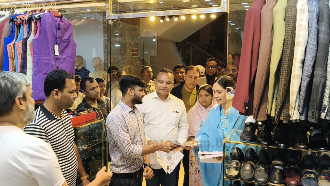 বাবার জন্য ভোট চেয়ে গণসংযোগ জাইমা রহমানের