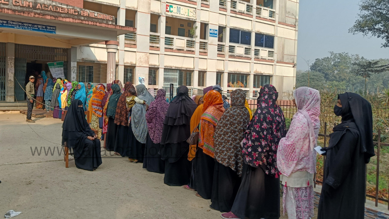 দিনাজপুরে উৎসব মুখর পরিবেশে ভোটারেরা ভোট দিচ্ছেন