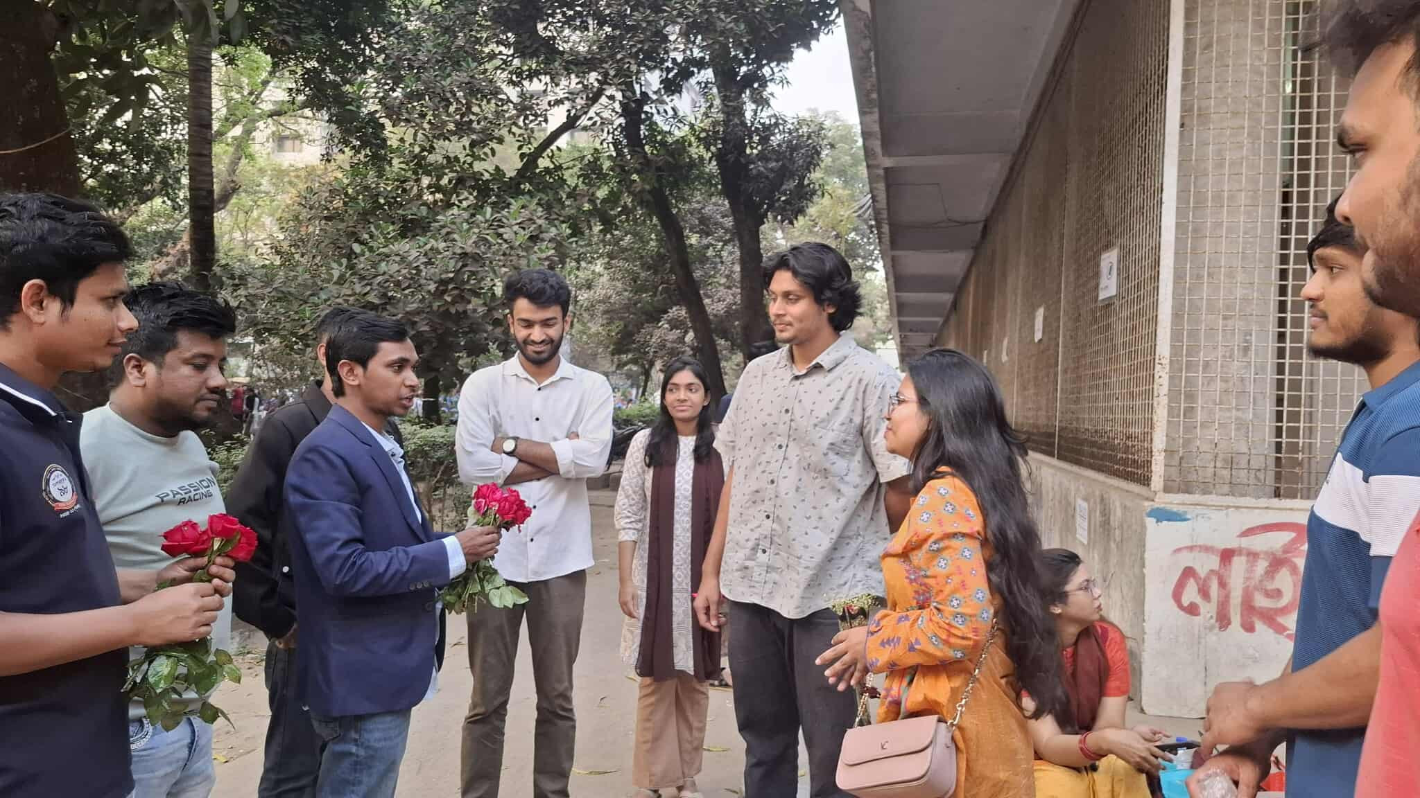 প্রধানমন্ত্রী তারেক রহমানকে অভিনন্দন জানিয়ে ঢাবিতে ছাত্রদলের গোলাপ বিতরণ